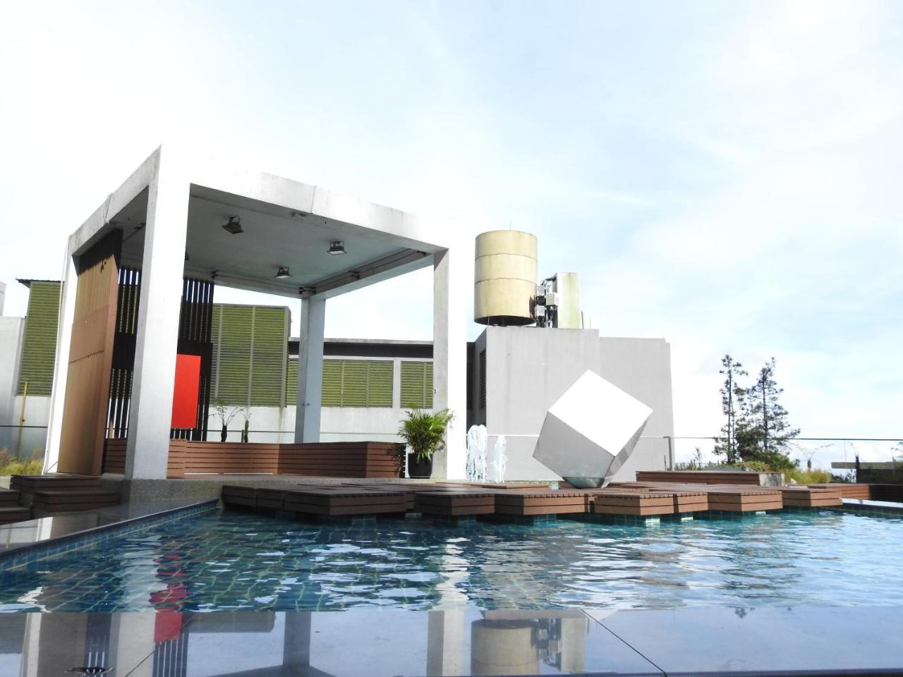 Gloria Residences Ion Delemen Genting Highlands Exterior foto The pool at the rooftop of the hotel