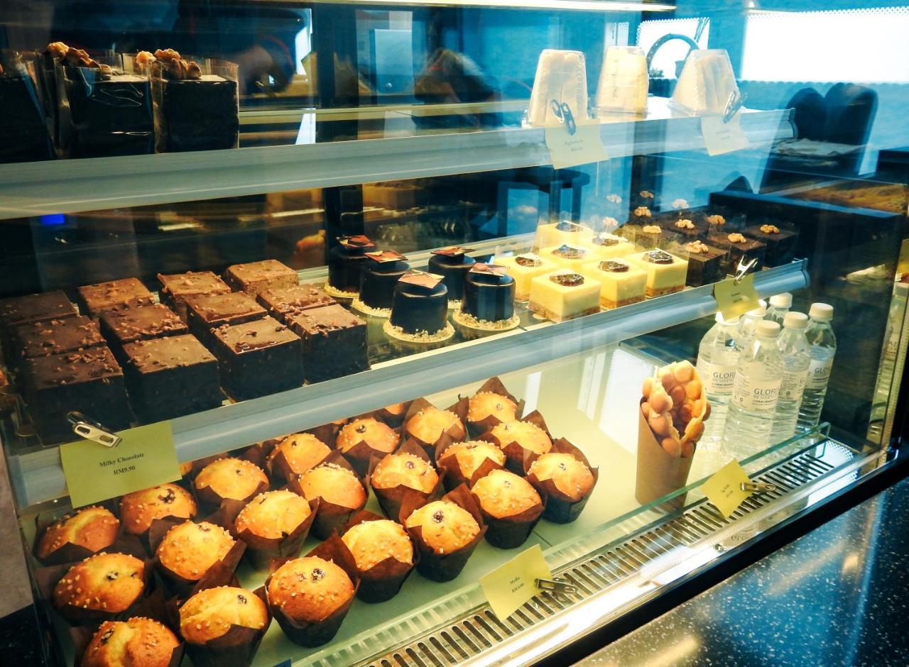 Gloria Residences Ion Delemen Genting Highlands Exterior foto A display case of pastries