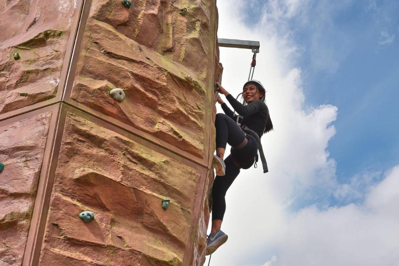 Gloria Residences Ion Delemen Genting Highlands Exterior foto Climbing at the Adventure Valley